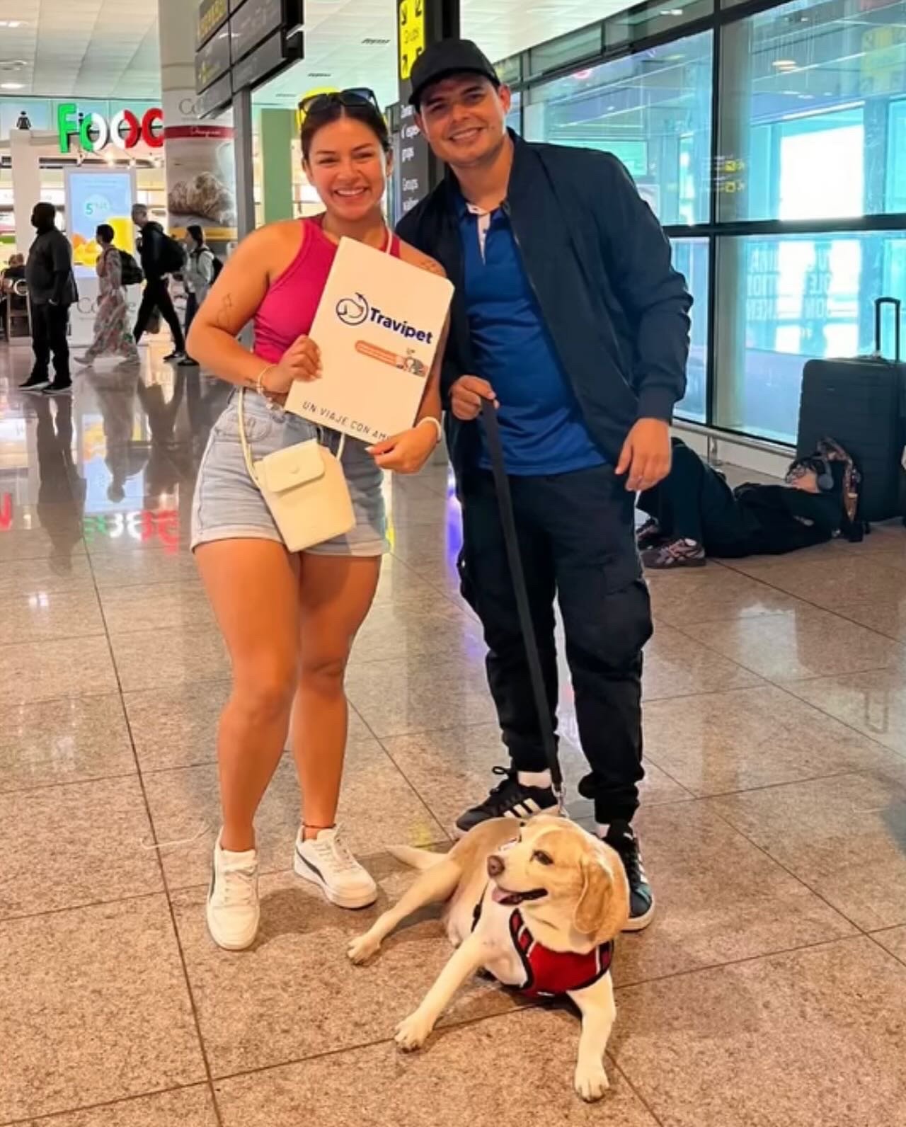 Persona abrazando a su perro
